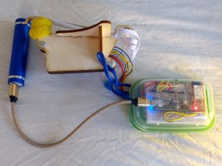 Oskar Studie 1 Einhand, Rückseite mit Stütze des Einhandgriffs, Elektronik in einem Kunststoffbehälter und USB Powerbank